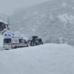 Bitlis’te karla mücadele ekipleri, kapanan yolları açıp mahsur kalanlara yardım ediyor.