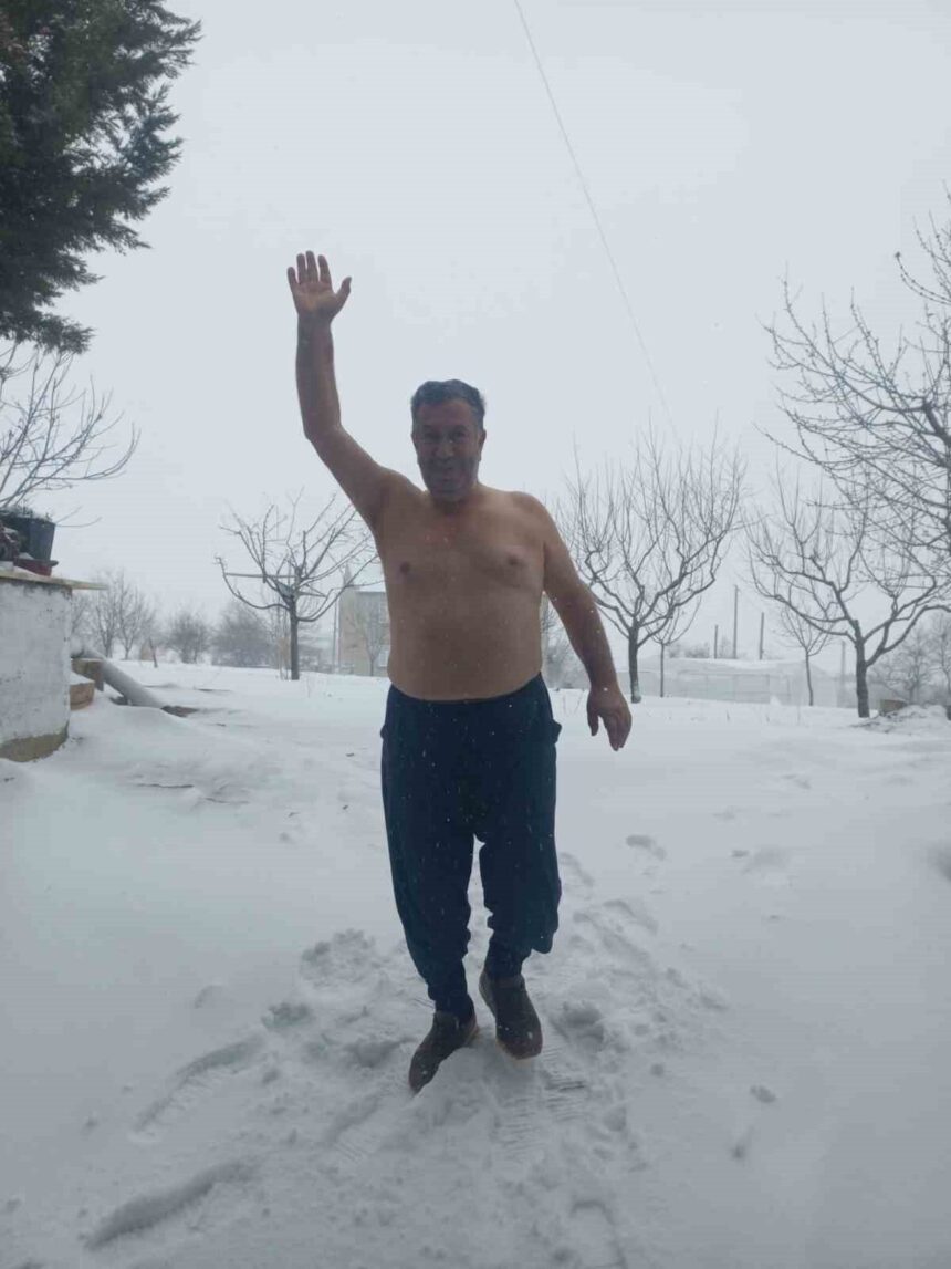 Elazığ’da kar yağışını kutlayan bir kişi, üstsüz olarak sokağa çıkarak vücudunu karla ıslattı.