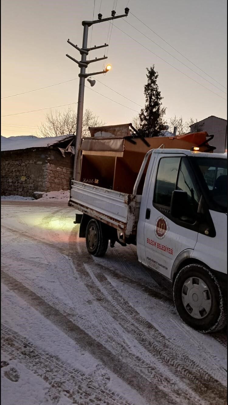 Bilecik Belediyesi Fen İşleri Müdürlüğü ekipleri, kar ve don tehlikesine karşı gece görev başındaydı.