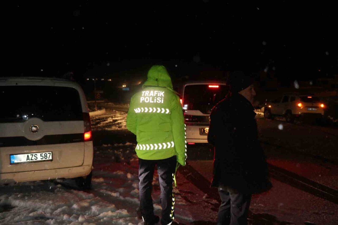 Erzincan'da etkili kar yağışı ve tipi, Erzincan-Sivas ve Erzincan-Gümüşhane yollarını
