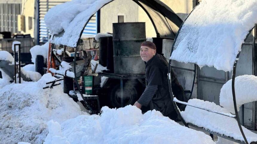 Safranbolu’da Esnaflar, Yağış Sonrası Kar Temizleme Çalışmaları Başlattı
