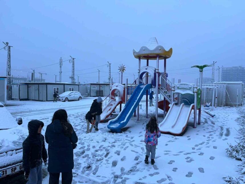 Kar yağışı Hatay’ı beyaz örtüyle kapladı, Antakya ve Defne’de eğitime 1 gün ara verildi.