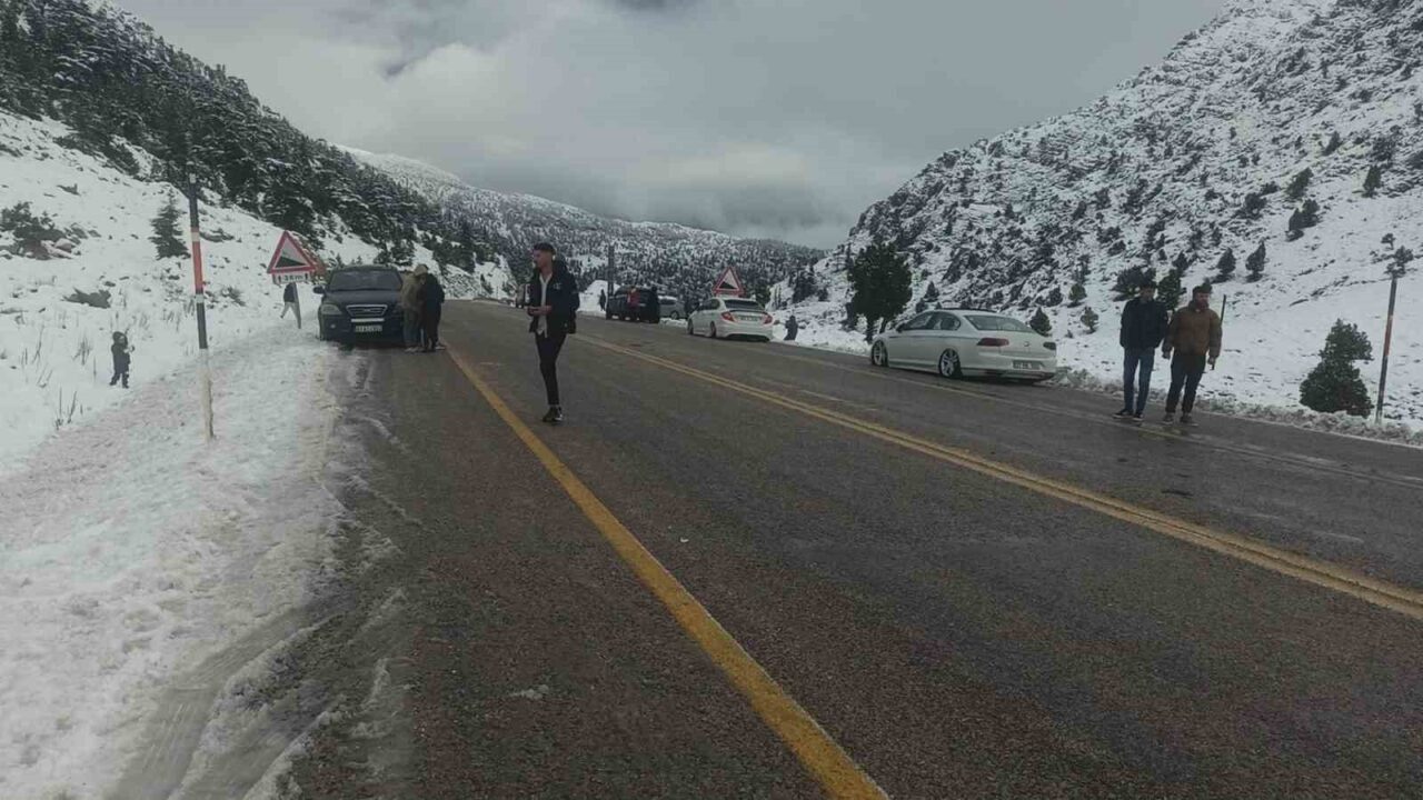 Konya'nın Seydişehir ilçesinde önceki akşam başlayan yağmur, yüksek kesimlerde karlara