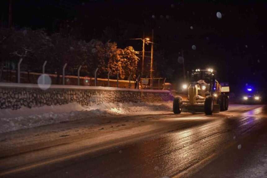 Bursa’da yoğun kar yağışına rağmen ulaşımda aksamaların önüne geçmek için çalışmalar devam ediyor.