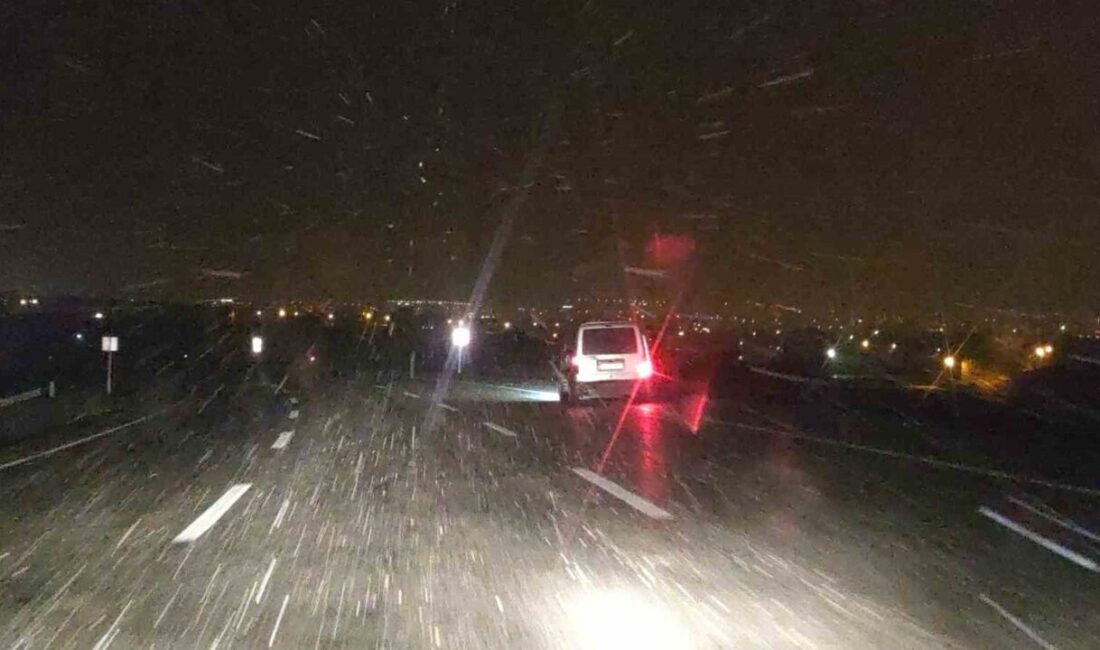 Karabet Geçidi Yoğun Kar Yağışı Nedeniyle Ulaşıma Kapandı Van-Bahçesaray karayolu üzerindeki 3 bin rakımlı Karabet Geçidi, yoğun kar