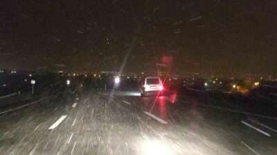 Van-Bahçesaray karayolu üzerindeki 3 bin rakımlı Karabet Geçidi, yoğun kar