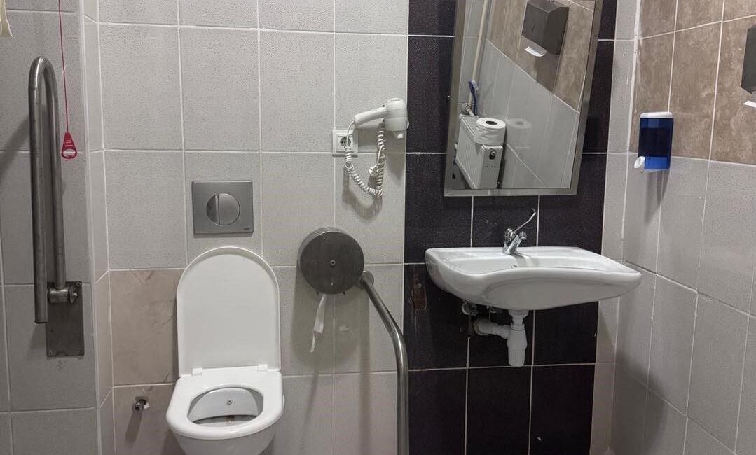 Karabük Eğitim ve Araştırma Hastanesi’nde Fiziki Altyapı Yenileme Çalışmaları Sürüyor Karabük Eğitim ve Araştırma Hastanesi, hasta odaları ve ortak alanların