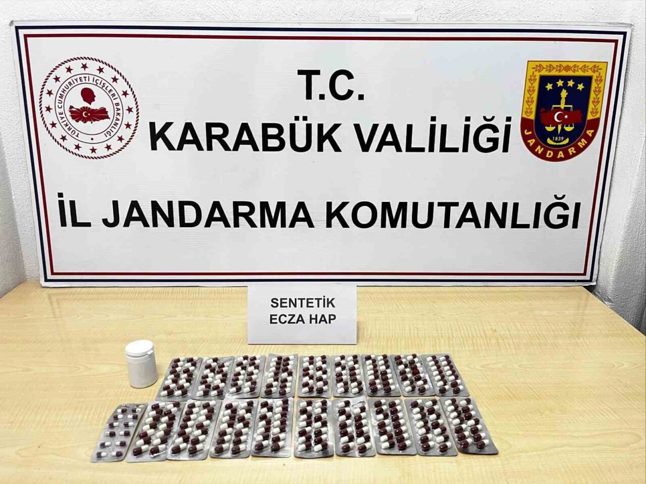 Safranbolu’da Jandarma, 265 Adet Sentetik Ecza Ele Geçirdi, İki Şüpheli Gözaltında Karabük'ün Safranbolu ilçesinde yapılan bir operasyonda, Y.G. ve F.G.'ye ait