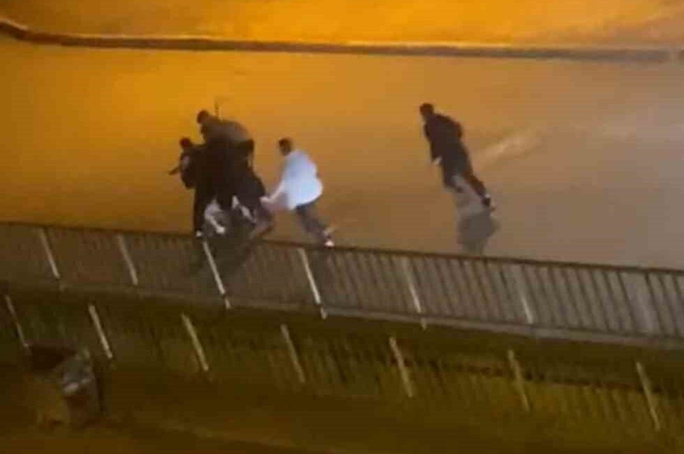 Karabük’te Genç Bireye Şiddet Uygulayan Gurup, Kurtarmaya Çalışan Vatandaşı Da Hedef Aldı Karabük’te 100. Yıl Mahallesi'nde bir genç, 4 kişi tarafından acımasızca