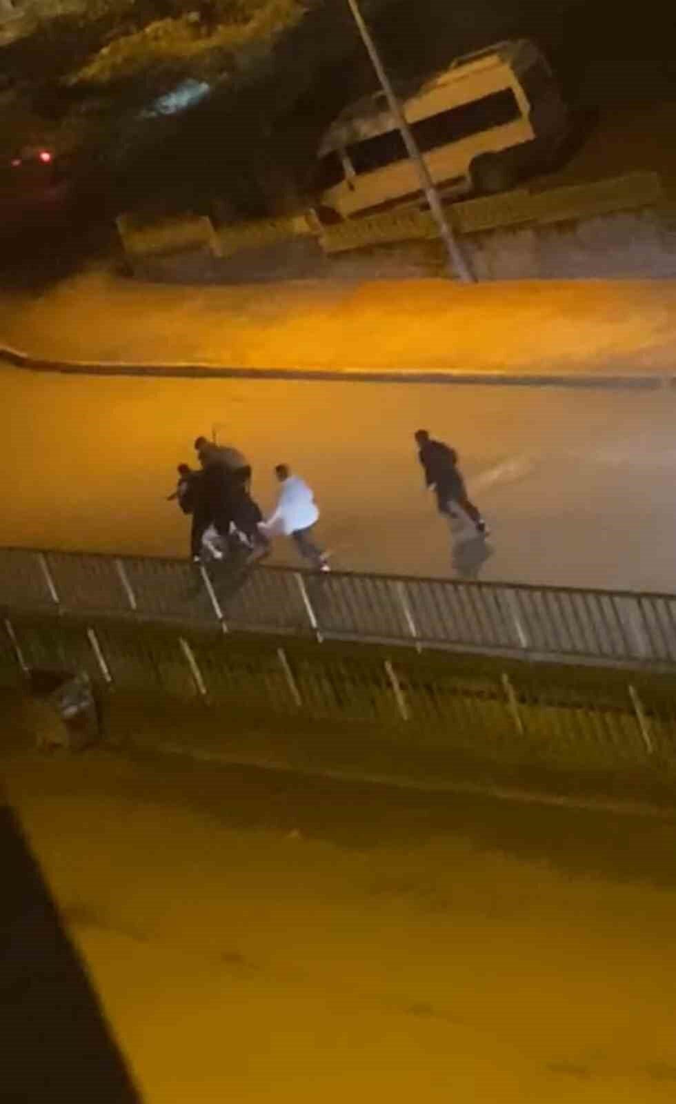 Karabük’te 100. Yıl Mahallesi'nde bir genç, 4 kişi tarafından acımasızca