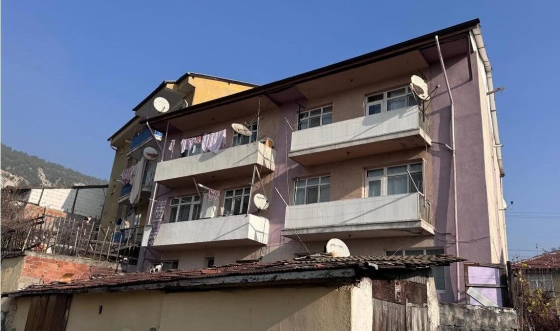 Karabük'te Mustafa G., evinin önünde hareketsiz bulundu. Vatandaşların ihbarı üzerine