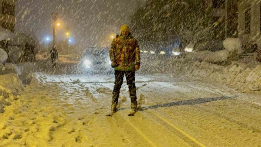 Karabük’te kar yağışından faydalanan içerik üreticisi, Safranbolu sokaklarında kayak yaptı.