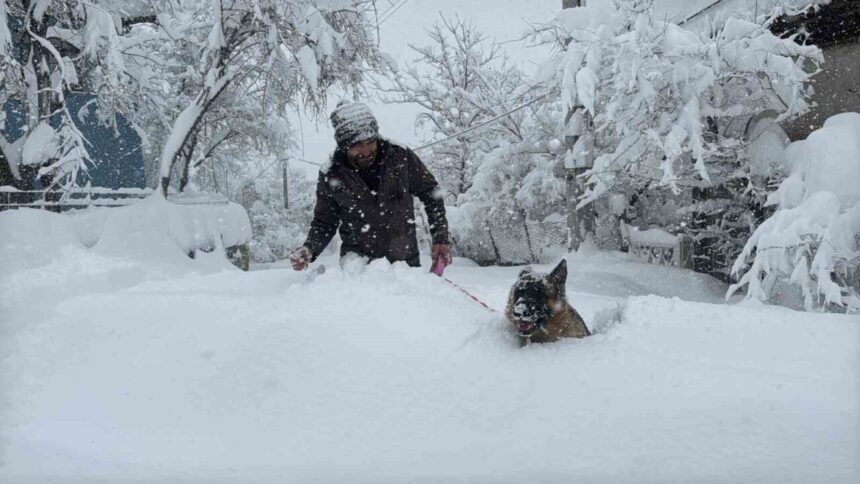 Karabük’te yoğun kar yağışı hayatı olumsuz etkiliyor, ekipler ulaşım için yoğun çaba harcıyor.