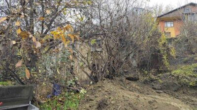 Karabük'te sabah saatlerinde metruk bir binada çıkan yangın, vatandaşların ihbarı