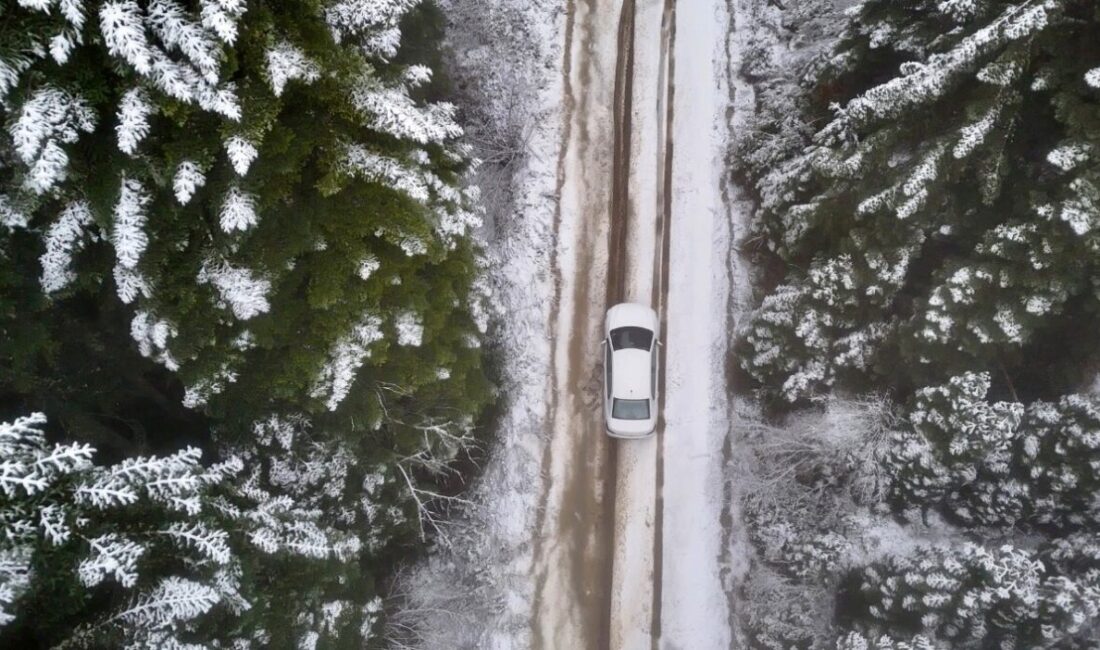 Karabük Yüksek Kesimlerinde Dronla Görüntülenen Kar Yağışıyla Beyaza Bürünmüş Doğa Manzaraları Ortaya Çıktı Karabük'ün yüksek kesimlerinde etkili olan kar yağışı, Sarıçiçek ve Ömür