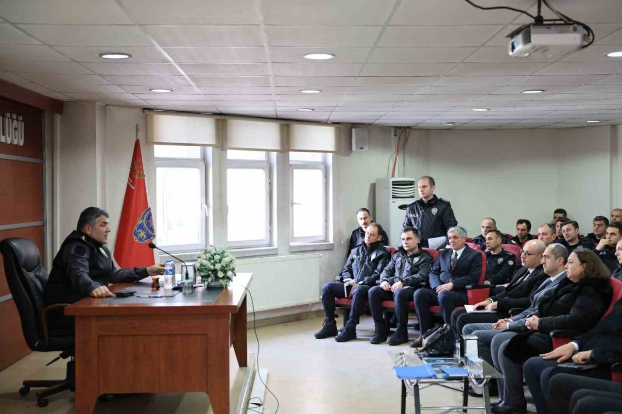 Erzurum İl Emniyet Müdürü Onur Karaburun, birim amirleriyle yaptığı toplantıda