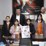Karacabey Ticaret Borsası Cumhuriyet İlkokulu öğrencileri, dergi ve okul gazetelerini Karacabey Belediyesi’nde tanıttı.