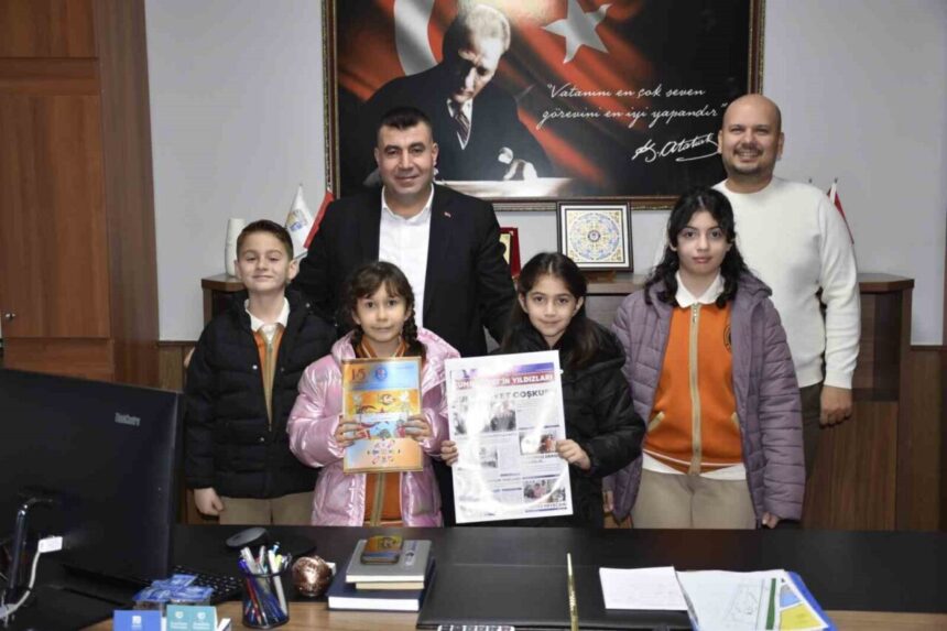 Karacabey Ticaret Borsası Cumhuriyet İlkokulu öğrencileri, dergi ve okul gazetelerini Karacabey Belediyesi’nde tanıttı.