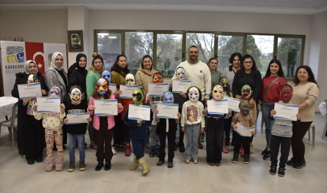Karacabey Belediyesi, Ergün Koç Kültür Merkezi'nde düzenlediği Anne-Çocuk Maske Boyama
