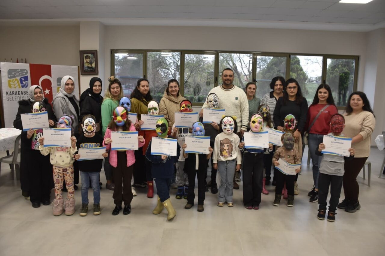 Karacabey Belediyesi, Ergün Koç Kültür Merkezi'nde düzenlediği Anne-Çocuk Maske Boyama