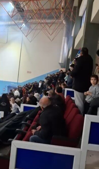 Karacabey Belediyespor, Fenerbahçe Medicana’yı 3-0 yendi; olaylar nedeniyle maç 45 dakika durdu.