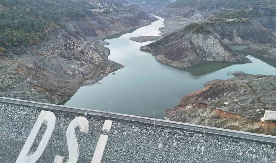 Hatay’da Karaçay Barajı’nda Su Seviyesi Daha da Düşerek Yüzde 6’ya Geriledi, Belediye Çalışmalara Devam Ediyor Hatay, son 65 yılda en düşük yağış seviyelerine ulaştı, bu