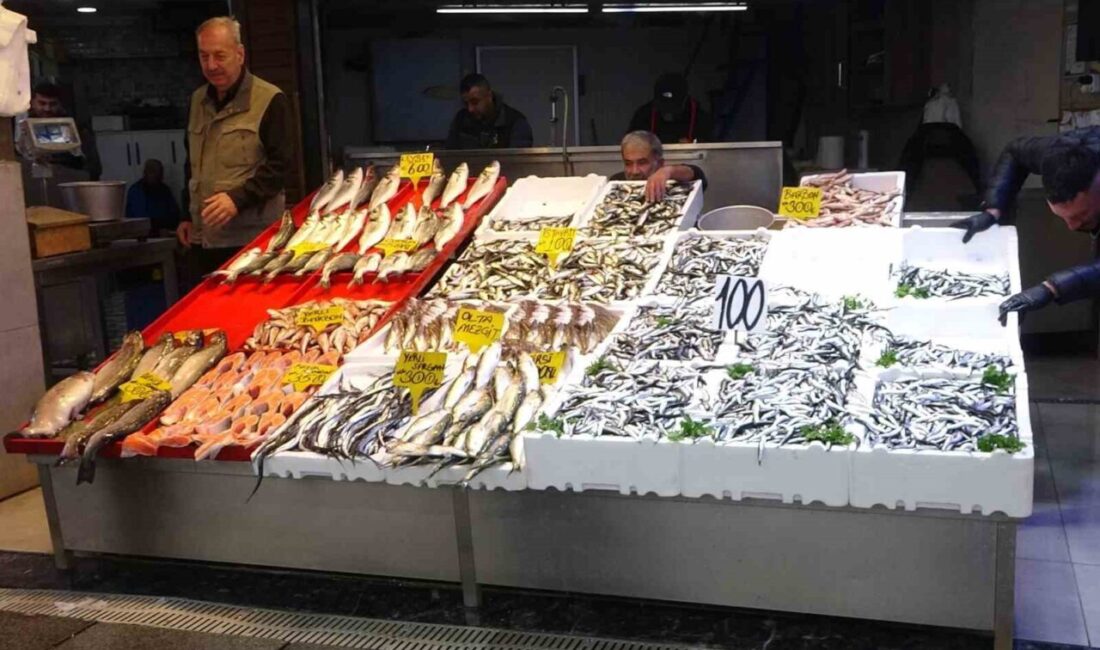 Karadeniz’de Hamsi Sezonu sona ererken, Balıkçılar Talep ve Fiyatlar Hakkında Bilgi Verdi Karadeniz'de bu sezon hamsi bereketi yaşanırken, balıkçı Ahmet Çoğalmış, hamsinin