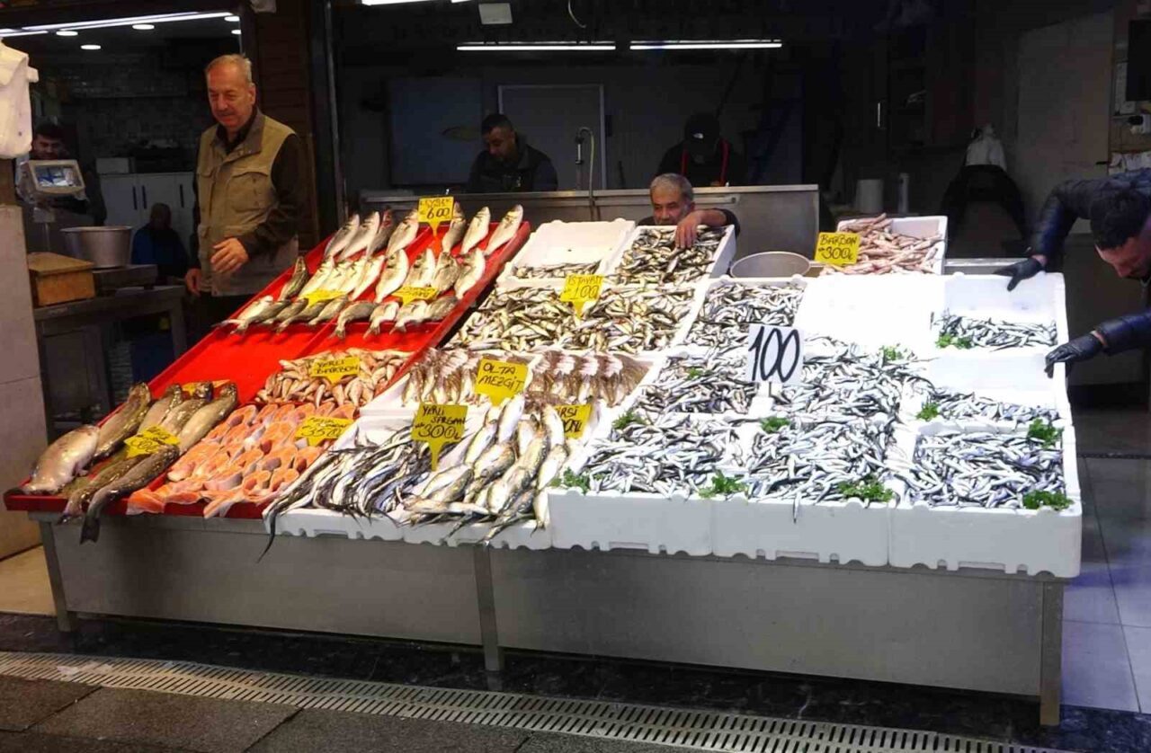 Karadeniz'de bu sezon hamsi bereketi yaşanırken, balıkçı Ahmet Çoğalmış, hamsinin