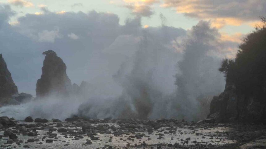 Bartın’da Fırtına Denizde Dev Dalgalar Oluşturdu, Plajlara Zarar Verdi