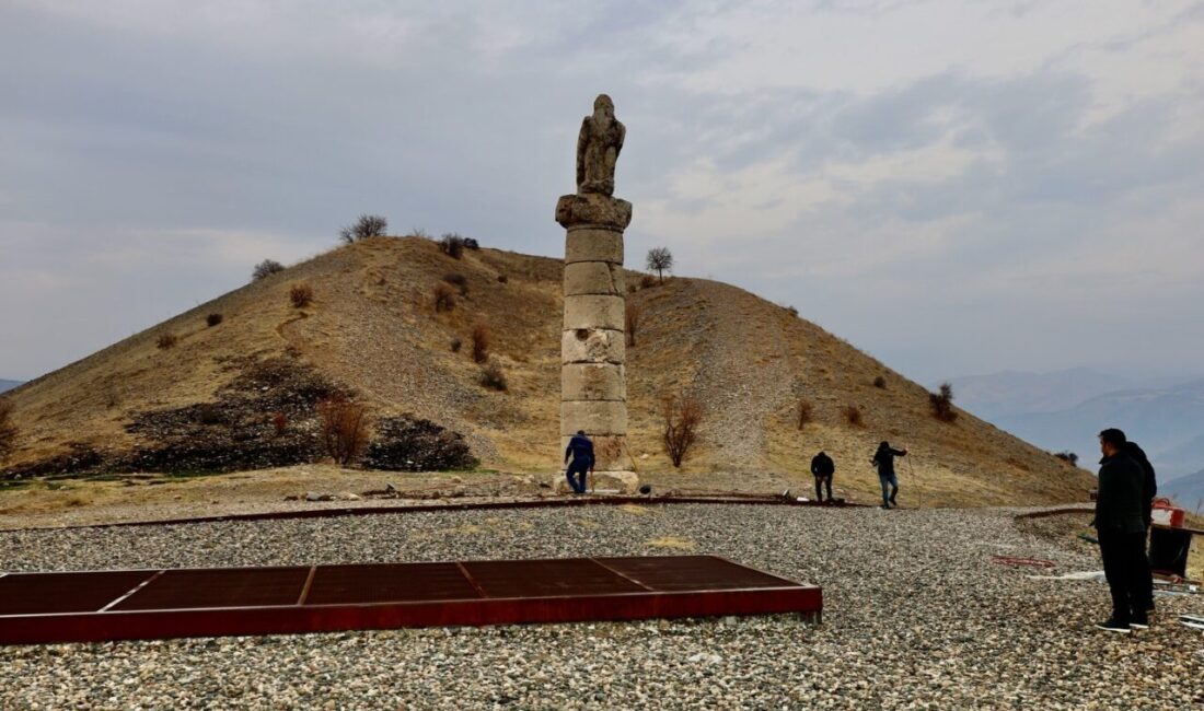 Adıyaman'ın Kahta ilçesindeki Karakuş Tümülüsü'nde sürdürülen aydınlatma projeleri, Kaymakam Muhammed