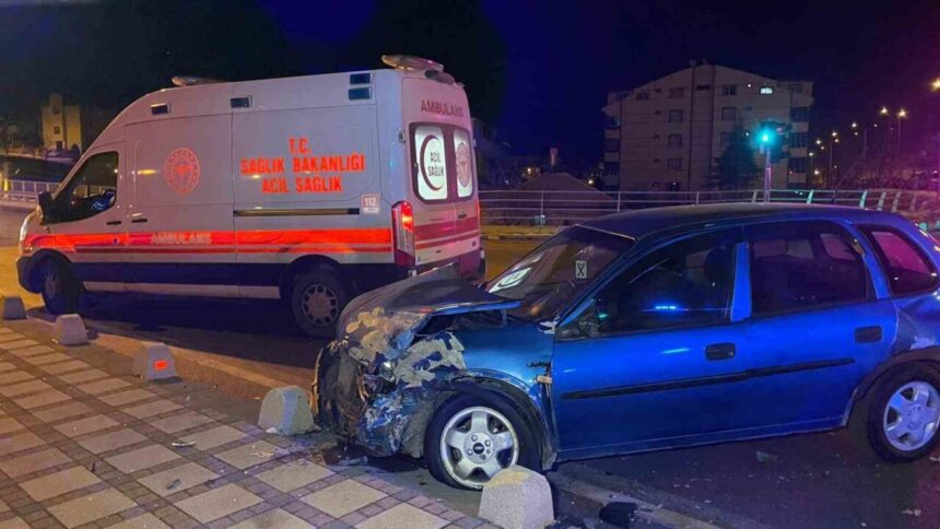 Karaman’da iki araç çarpıştı: 3 yaralı hastaneye sevk edildi.