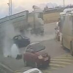 Karaman’da kamyonun çarptığı otomobil, savrularak belediyeye ait otobüse çarptı; iki kişi yaralandı.