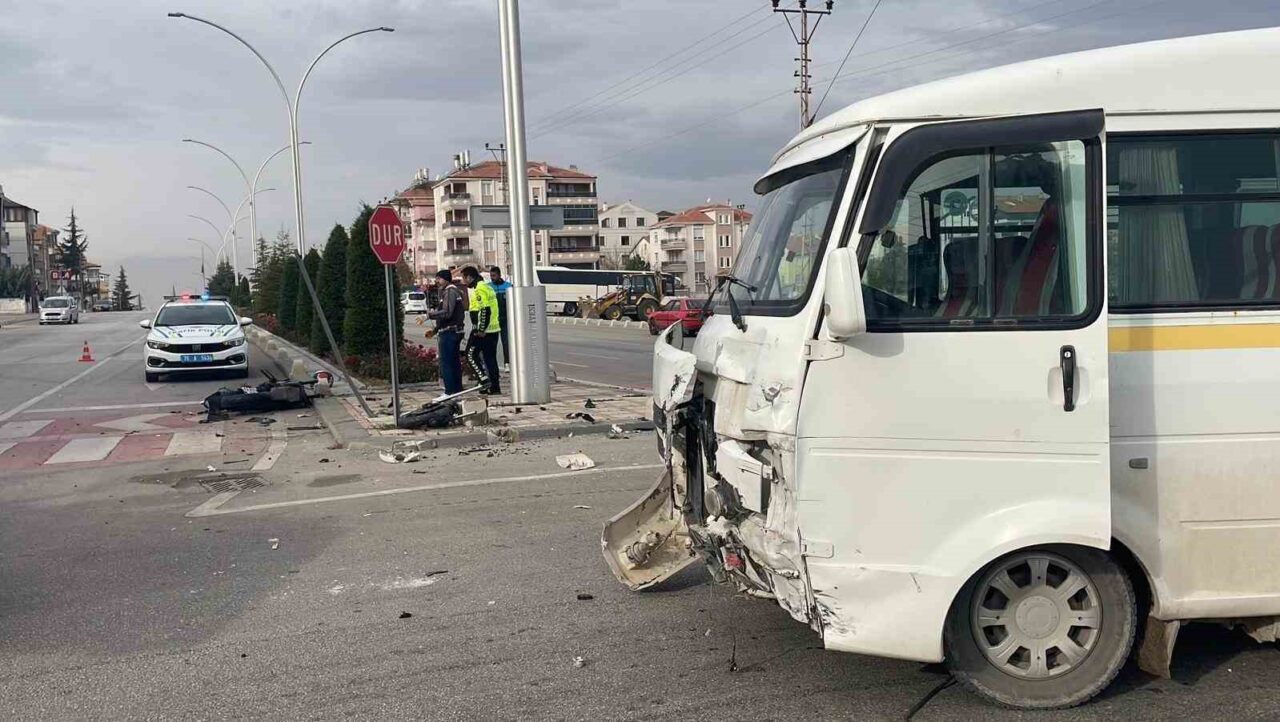 Karaman'da motosikletinin bir servis minibüsüyle çarpışması sonucu ağır yaralanan 23