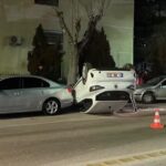 Karaman’da park halindeki araçlara çarpan otomobil devrilerek ters döndü.