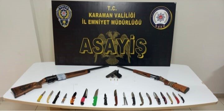 Karaman’da Asayiş Uygulamaları Devam Ediyor: Uyuşturucu ve Silah Ele Geçirildi, 5 Kişi Tutuklandı Karaman'da yapılan asayiş uygulamalarında, son bir haftada 4 bin 399