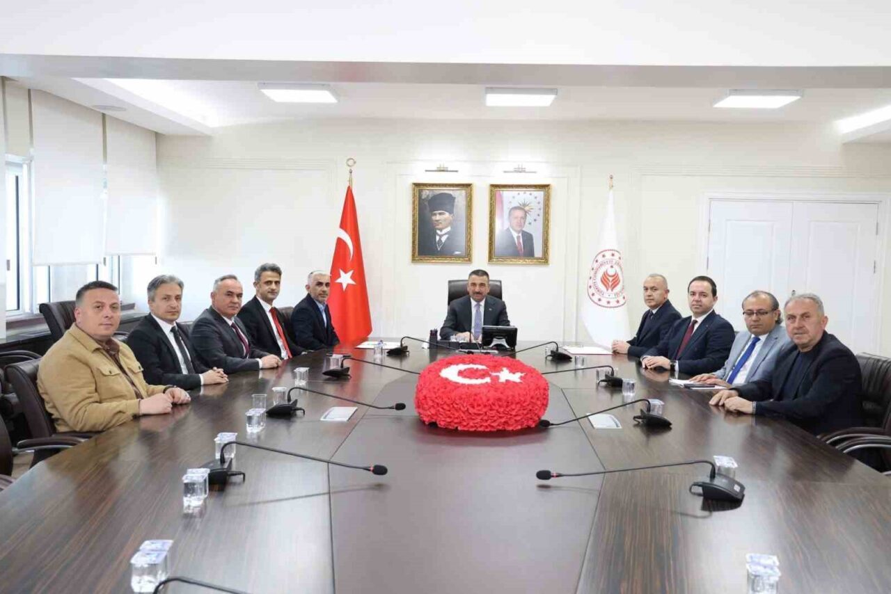 Zonguldak'ta Vali Osman Hacıbektaşoğlu, Çaycuma'nın Karapınar Beldesi'nde yapılacak anaokulu için