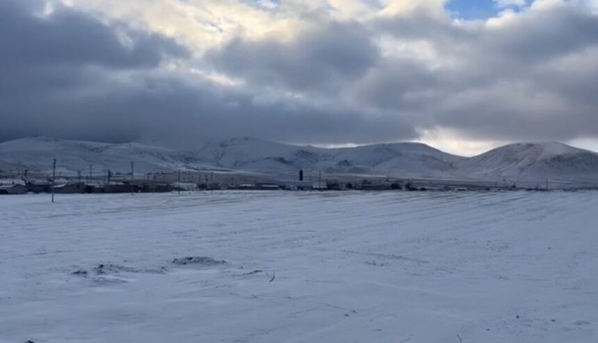 Karapınar’da geceden itibaren yağan kar, çiftçiler için umut ışığı oldu.