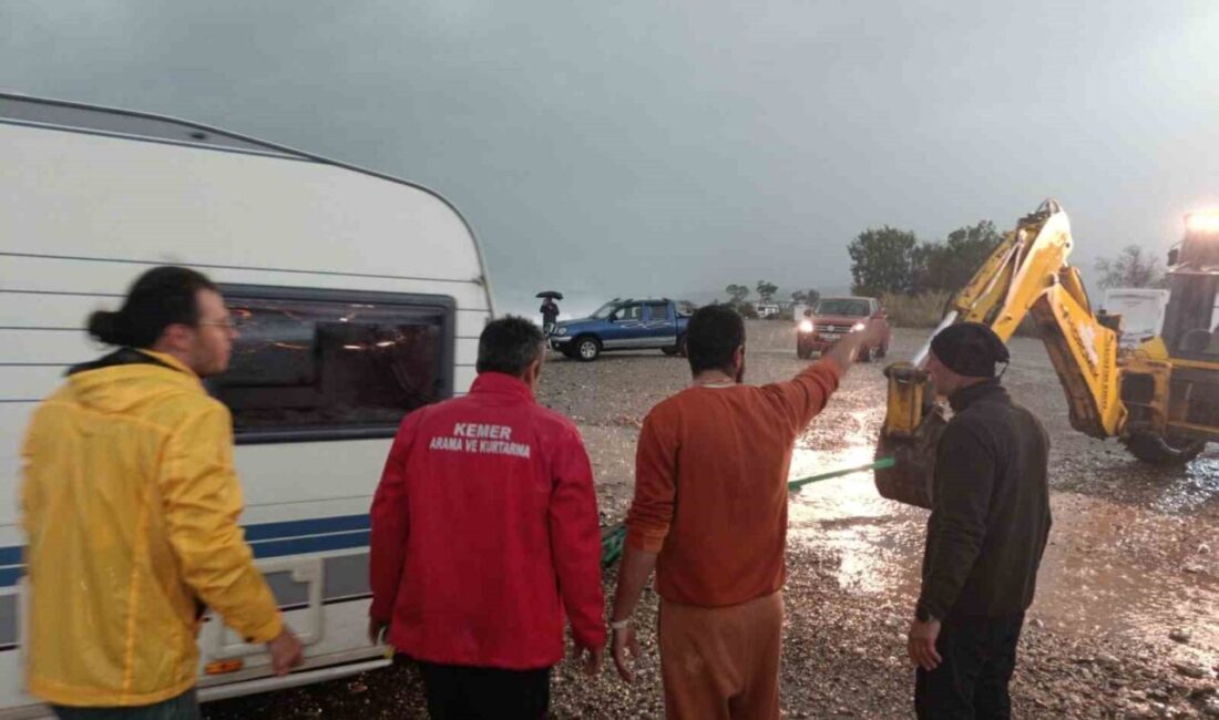 Antalya'nın Kemer ilçesinde etkili olan sağanak yağmur, iki karavanın denize