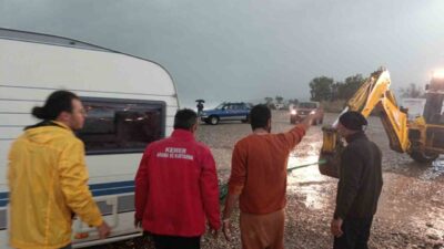 Antalya'nın Kemer ilçesinde etkili olan sağanak yağmur, iki karavanın denize