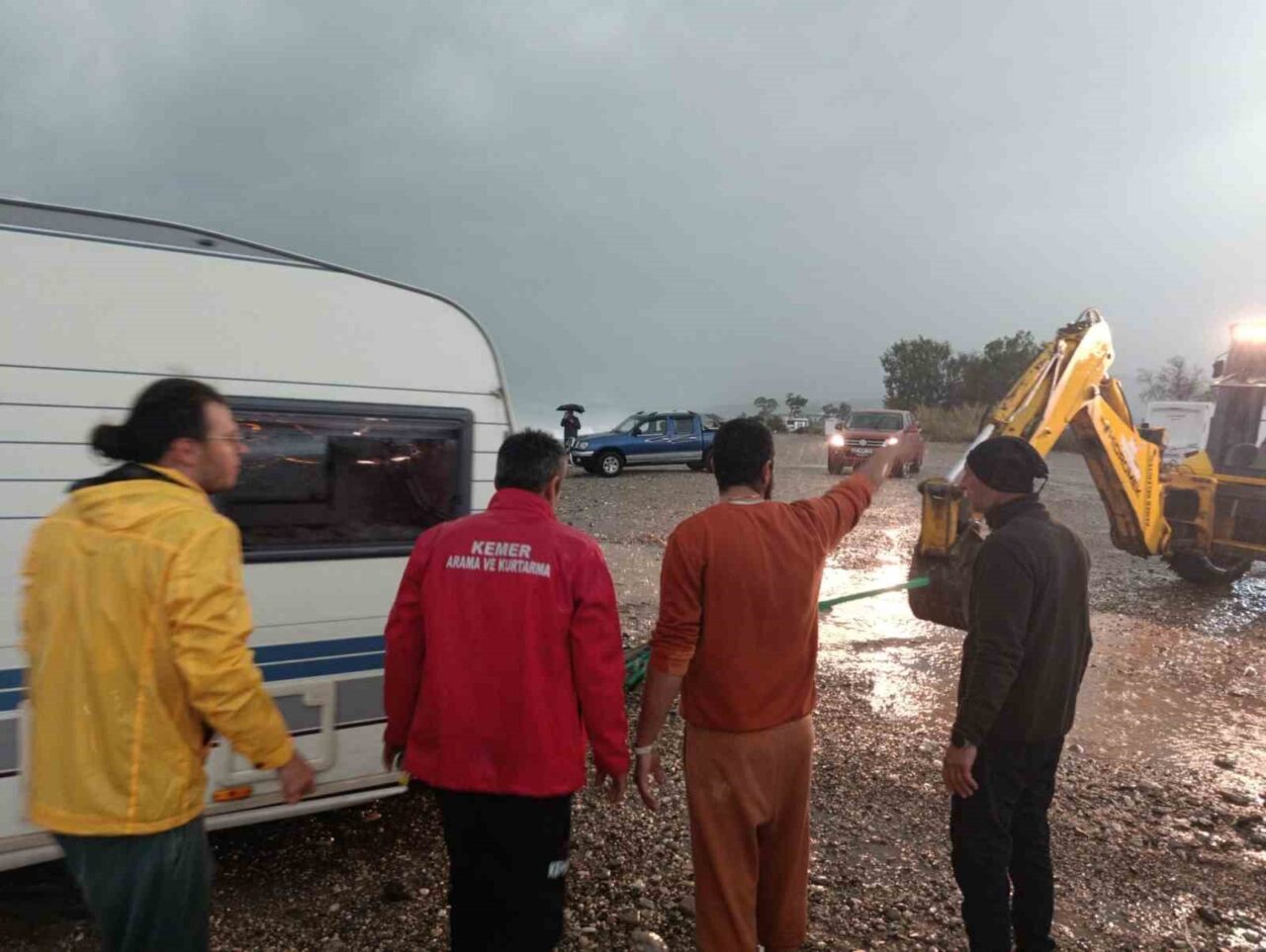 Antalya'nın Kemer ilçesinde etkili olan sağanak yağmur, iki karavanın denize