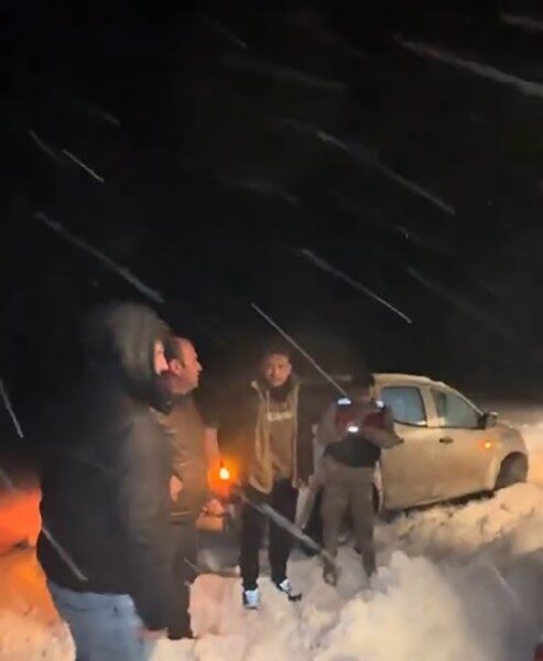 Erzincan'ın Çayırlı ilçesindeki yoğun kar yağışı, offroad yapan 4 kişinin
