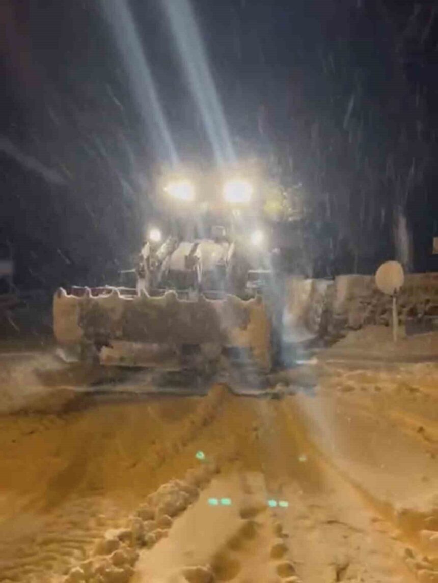 Gölbaşı’nda karda mahsur kalan 50 kişi, yol açma çalışmalarıyla kurtarıldı.