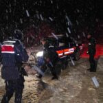 Safranbolu’da yoğun kar yağışı nedeniyle 5 saat araçta mahsur kalan vatandaş kurtarıldı.