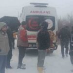 Şanlıurfa’da yoğun kar nedeniyle hasta, sağlık ekibi ve vatandaşların yardımıyla ambulansa taşındı.