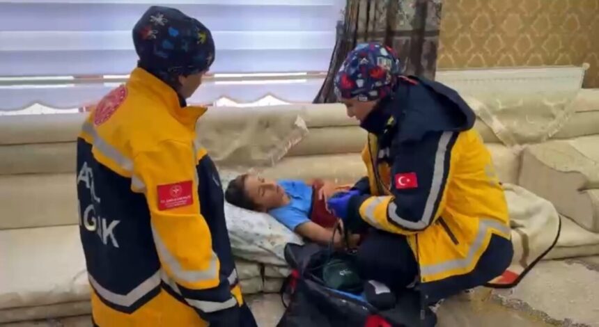 Yüksekova’da kar nedeniyle kapanan köyde hastalanan 8 yaşındaki çocuk kurtarıldı.