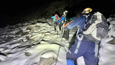 Adana'nın Pozantı ilçesinde Gökbez Mahallesi'nde karla kaplı dağa tırmanan Fahrettin