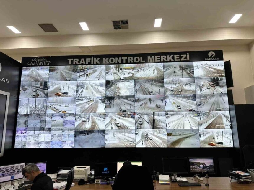 Gaziantep Büyükşehir Belediyesi, karla mücadelede yapay zeka destekli akıllı ulaşım sistemlerini uygulamaya aldı.