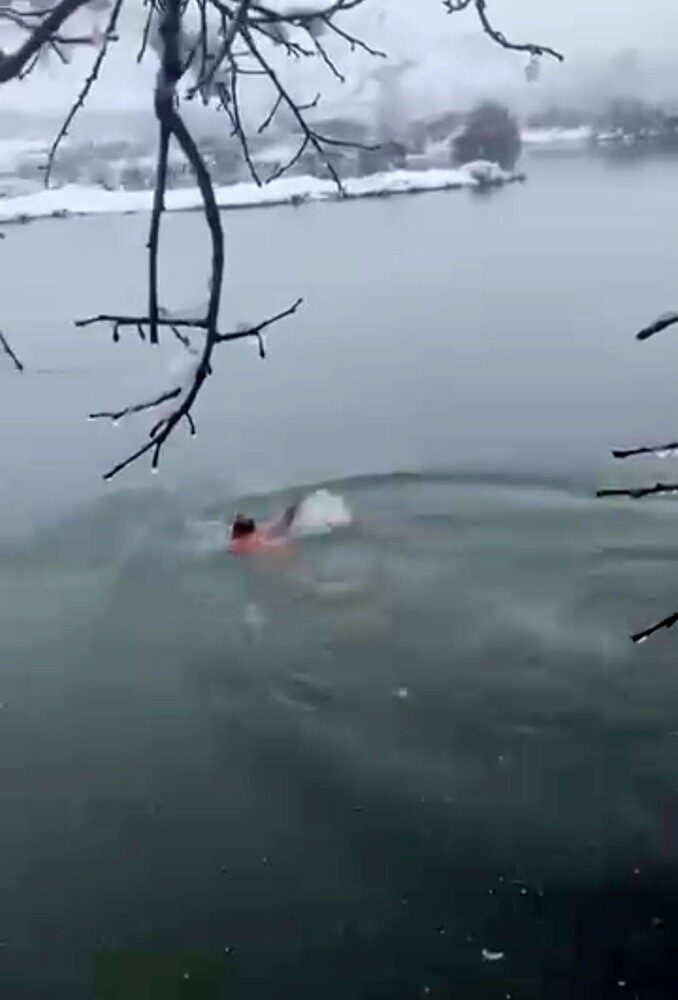 Diyarbakır’da bir kişi, yoğun kar yağışında Dicle Nehri’ne girdi.