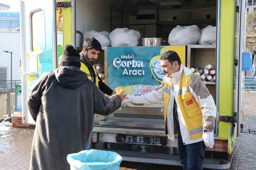 Haliliye Belediyesi, kar yağışı sonrası ilçede temizlik ve yardım faaliyetlerini sürdürdü.