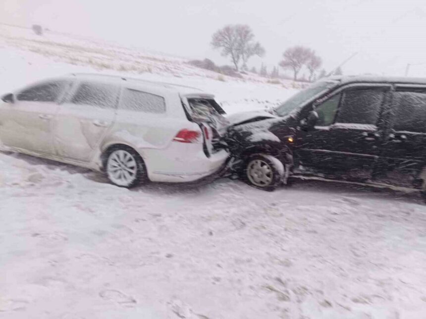 Adıyaman’da karlı yolda iki aracın çarpması sonucu 1 kişi yaralandı.